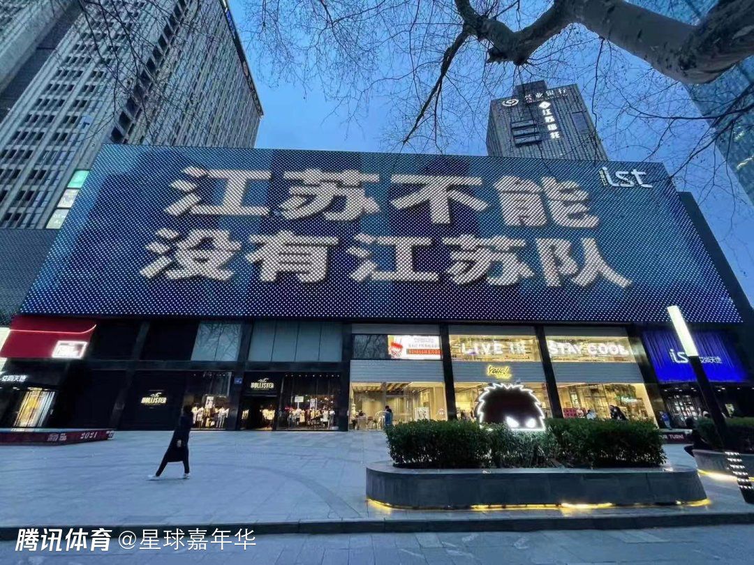 罗马诺的报道，曼城继续争取从河床签下阿根廷17岁的天才中场埃切维里，俱乐部之间以及曼城和球员之间仍然在继续接触。